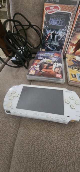 PSP 1000 Bianca + 6 Giochi + Scheda Memoria
