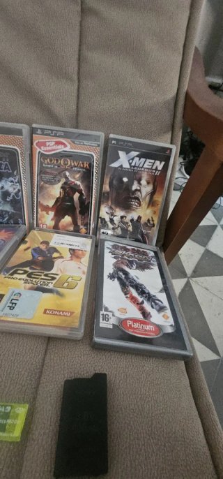 PSP 1000 Bianca + 6 Giochi + Scheda Memoria