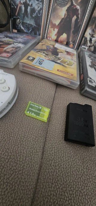 PSP 1000 Bianca + 6 Giochi + Scheda Memoria