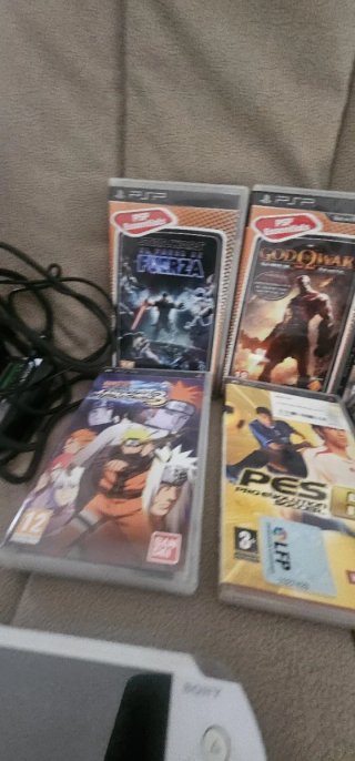 PSP 1000 Bianca + 6 Giochi + Scheda Memoria