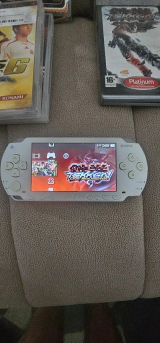 PSP 1000 Bianca + 6 Giochi + Scheda Memoria