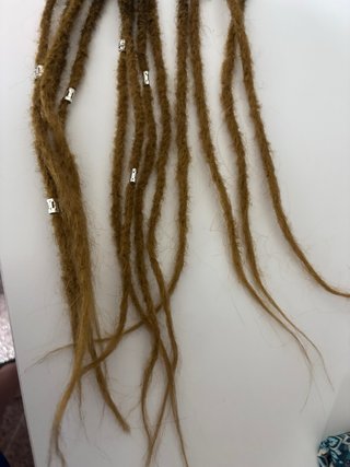 Rastas postizas marrones y doradas