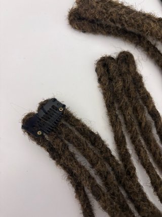 Rastas postizas marrones y doradas