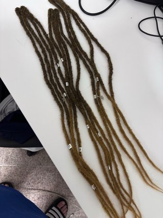 Rastas postizas marrones y doradas