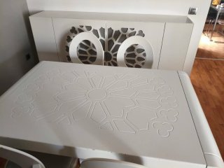 Mesa y aparador blanco con diseño