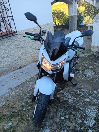 Kawasaki Z750 Naked Blanca y Negra