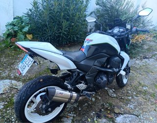 Kawasaki Z750 Naked Blanca y Negra