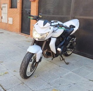 Kawasaki Z750 Naked Blanca y Negra