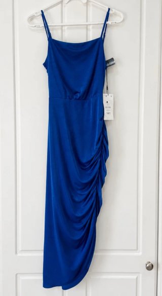 Vestido largo Bershka azul con etiqueta