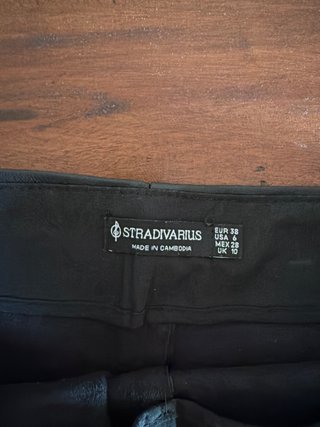 Falda pantalón cuero Stradivarius negra