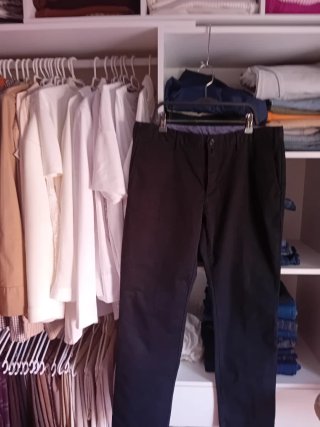 Pantalón chino negro + 2 prendas de regalo