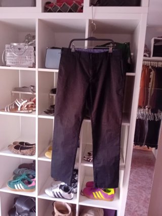 Pantalón chino negro + 2 prendas de regalo