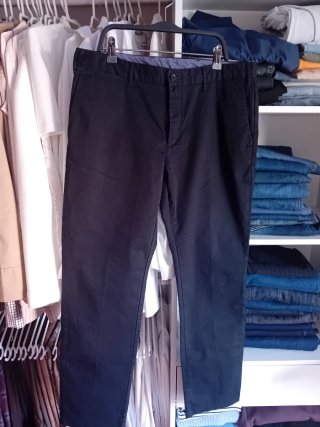 Pantalón chino negro + 2 prendas de regalo