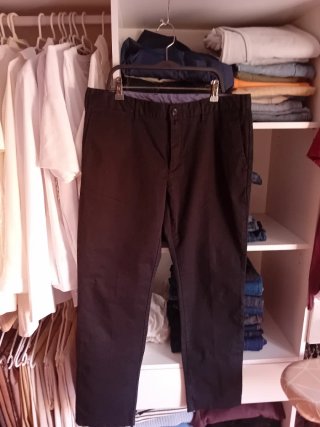 Pantalón chino negro + 2 prendas de regalo