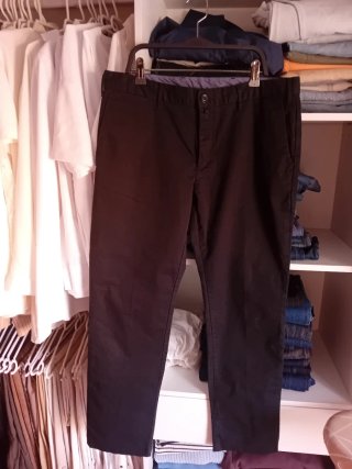Pantalón chino negro + 2 prendas de regalo