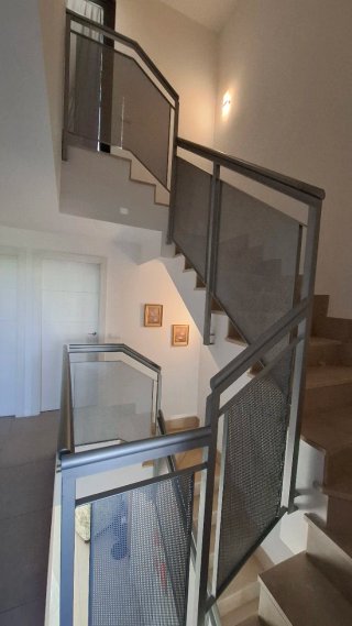 Barandilla metálica para escalera. URGE.