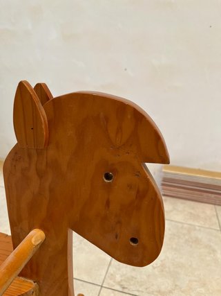 Caballito balancín de madera maciza, color miel.