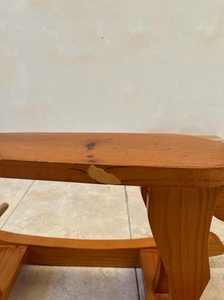 Caballito balancín de madera maciza, color miel.