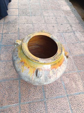 Tinaja antigua de barro