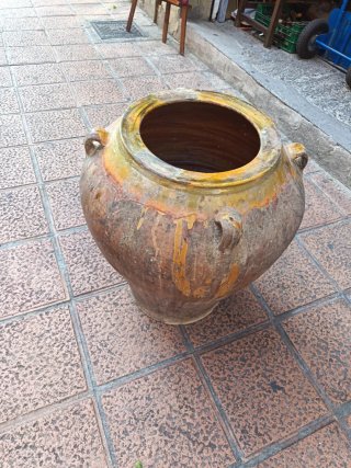 Tinaja antigua de barro