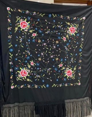Mantón cuadrado bordado flores