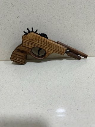 Pistola de madera artesanal