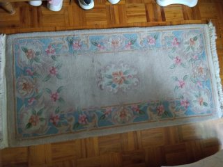 Alfombra de lana beige y rosa con flores