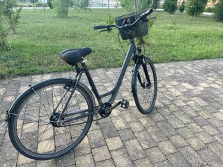 Bicicleta urbana de paseo negra de marca Kalkahoff