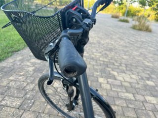 Bicicleta urbana de paseo negra de marca Kalkahoff