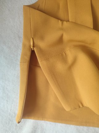 Top Fusil Bimani amarillo mostaza escote pico
