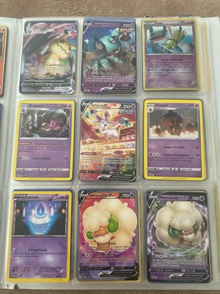 Álbum de cartas Pokémon, unas 210 cartas