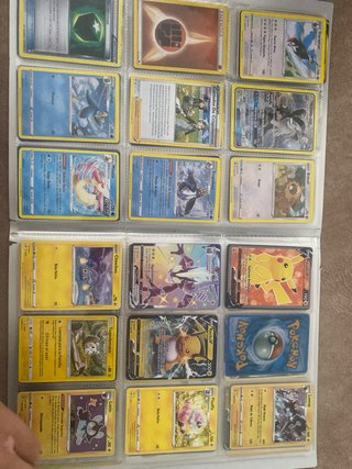 Álbum de cartas Pokémon, unas 210 cartas