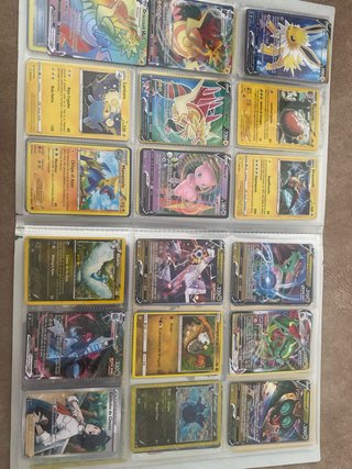 Álbum de cartas Pokémon, unas 210 cartas