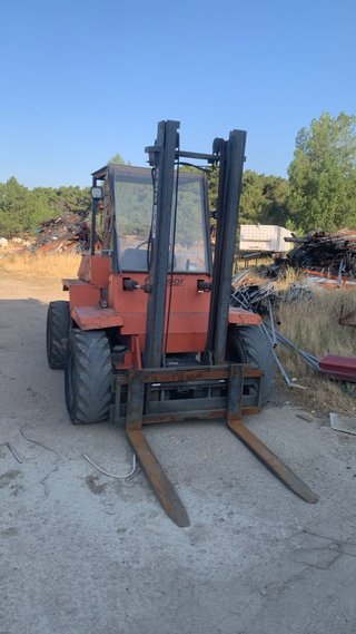 Carretilla elevadora 4x4 diésel 2.500 kg