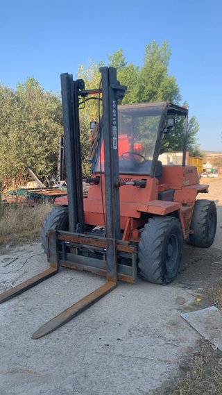 Carretilla elevadora 4x4 diésel 2.500 kg