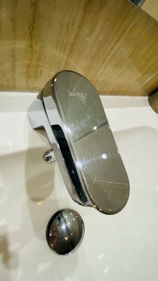 Muebles de baño, lavabo, espejo y grifo