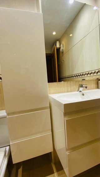 Muebles de baño, lavabo, espejo y grifo