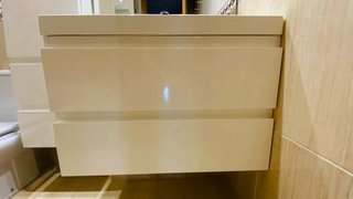 Muebles de baño, lavabo, espejo y grifo