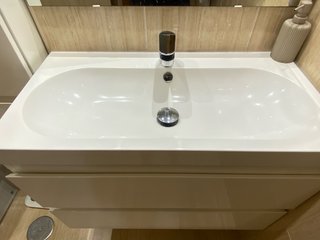 Muebles de baño, lavabo, espejo y grifo
