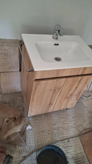 Mueble de baño roble y lavabo blanco