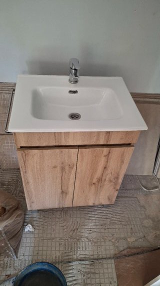 Mueble de baño roble y lavabo blanco