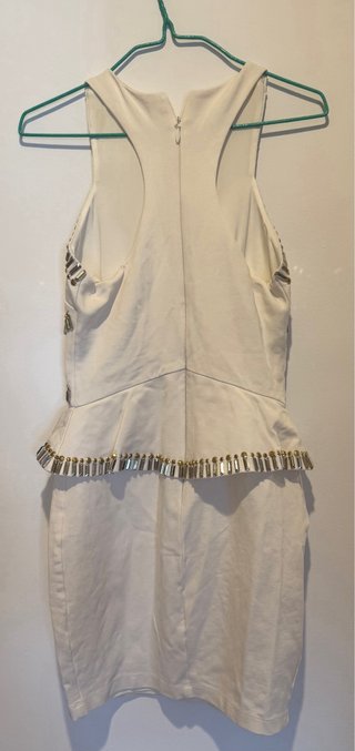 Top blanco con pedrería y joya Talla S