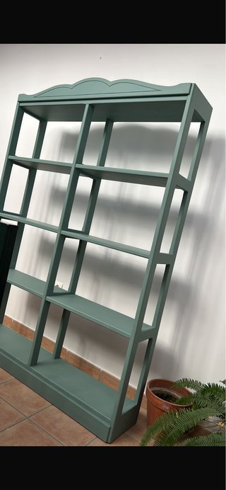 Estantería de madera verde
