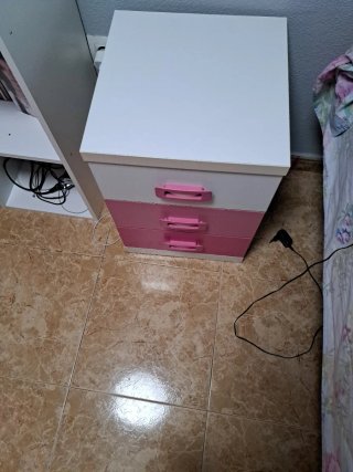Mesita de noche rosa y blanca