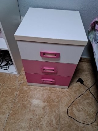 Mesita de noche rosa y blanca