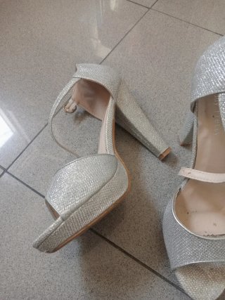 Zapatos de tacón plateados fiesta