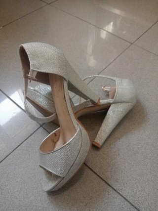 Zapatos de tacón plateados fiesta