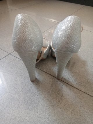 Zapatos de tacón plateados fiesta