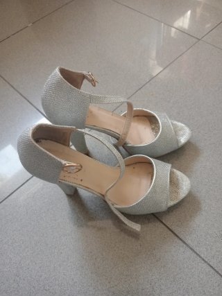 Zapatos de tacón plateados fiesta