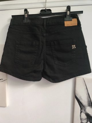 Shorts neri ROSSOdisERÀ con ricami